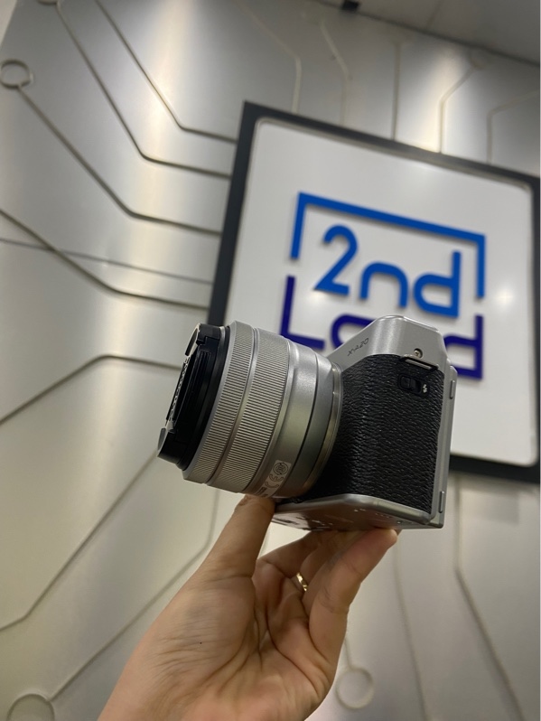Máy ảnh Fujifilm X-A20 - Màu bạc - Ngoại hình: 98% - Kèm 1 pin, sạc, lens kit Fujifilm XC 15-45mm f/3.5-5.6 OIS PZ bụi nhẹ, túi