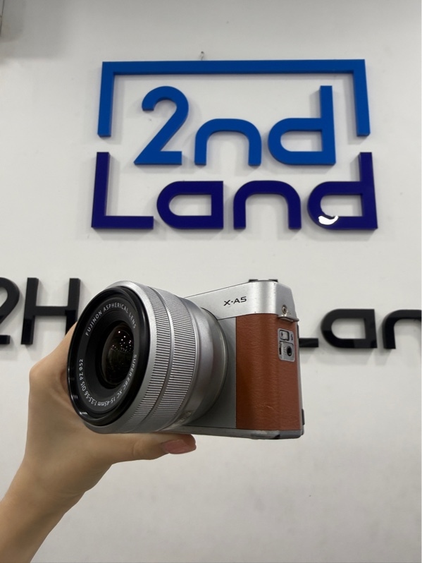 Máy ảnh Fujifilm X-A5 - Màu bạc - Ngoại hình 97% - Màn vàng nhẹ , màn trầy sensor trầy , trầy xước , xuống màu - Kèm 1 pin , 1 sạc , 1 thẻ 32GB , lens Fujinon Super EBC XC 15-45mm 1:3.5-5.6 OIS