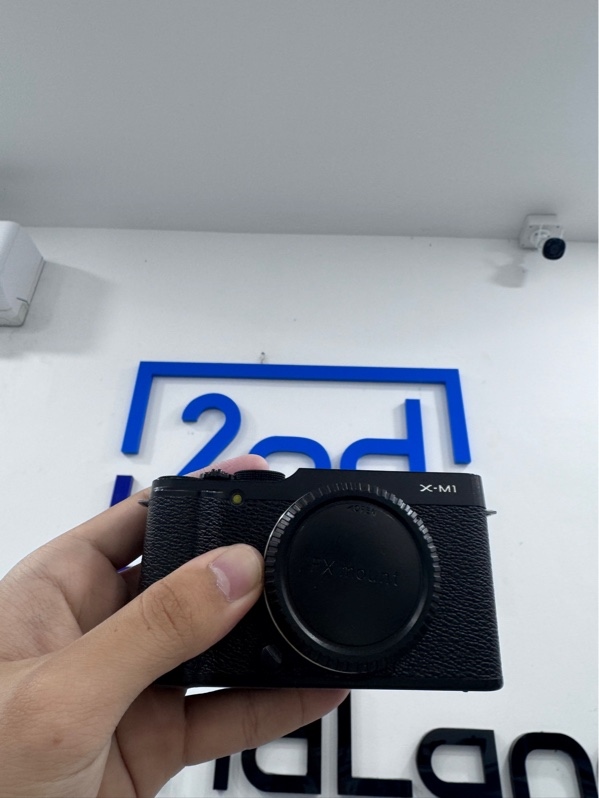 Máy ảnh Fujifilm X-M1 - Màu đen - Ngoại hình 98% - Màn ám hồng, tối góc nhẹ, nút qua phải chập chờn nhẹ - Kèm 1 pin, 1 sạc, 1 thẻ nhớ 32GB, lens Fujinon Super EBC XC 16-50mm 1:3.5-5.6 OIS II