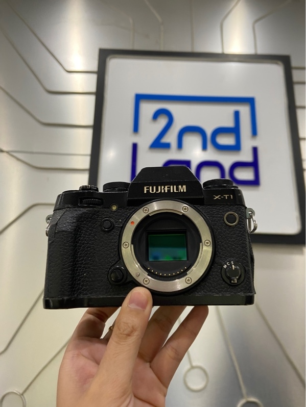 Máy ảnh Fujifilm X-T1 - Màu đen - Ngoại hình: 96% - Bong da nặng, trầy xướt sơn khá nhiều, màn tối góc nhiều Sensor trầy xướt nhiều - Kèm 1 pin