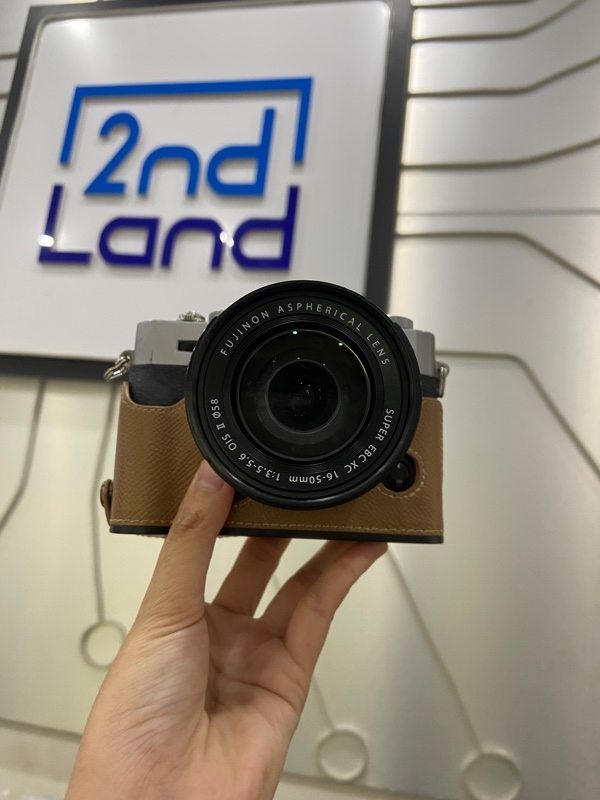 Máy ảnh Fujifilm X-T10 - Màu bạc - Ngoại hình: 97% - Màn nứt khung nhẹ, lens trầy, màn tối 4 góc, nút xoay lệnh mặt trước bị loạn, màn bụi trong, ống ngắm bị ố xanh - Kèm 1 pin, sạc, thẻ nhớ 64gb, lens kit 16-50mm ois ii, túi
