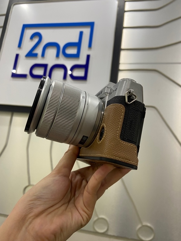 Máy ảnh Fujifilm X-T10 - Màu bạc - Ngoại hình: 97% - Màn nứt khung nhẹ, lens trầy, màn tối 4 góc, nút xoay lệnh mặt trước bị loạn, màn bụi trong, ống ngắm bị ố xanh - Kèm 1 pin, sạc, thẻ nhớ 64gb, lens kit 16-50mm ois ii, túi