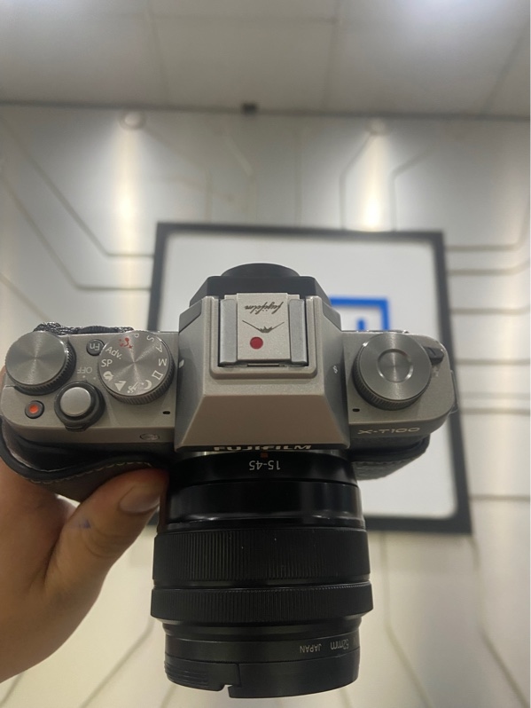 Máy ảnh Fujifilm X-T100 - Màu bạc - Ngoại hình: 97% - Trầy xước, màn liveview ám vàng - Kèm sạc + 1 Pin linh kiện + Lens kit 15-45mm