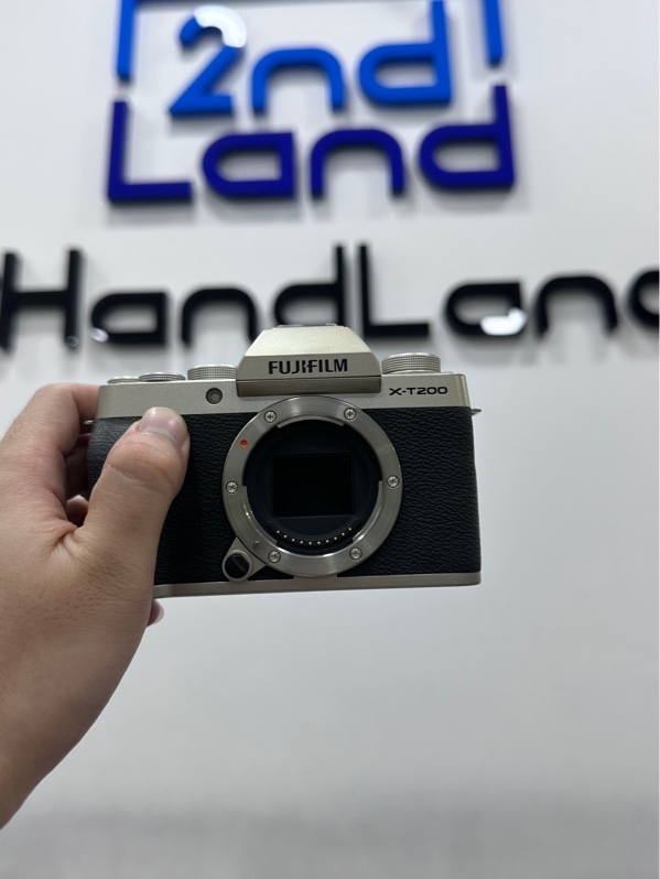 Máy ảnh Fujifilm X-T200 - Màu Champagne Gold - Ngoại hình 97% - Màn bụi trong - Kèm sạc linh kiện + 1 pin zin + 1 pin linh kiện