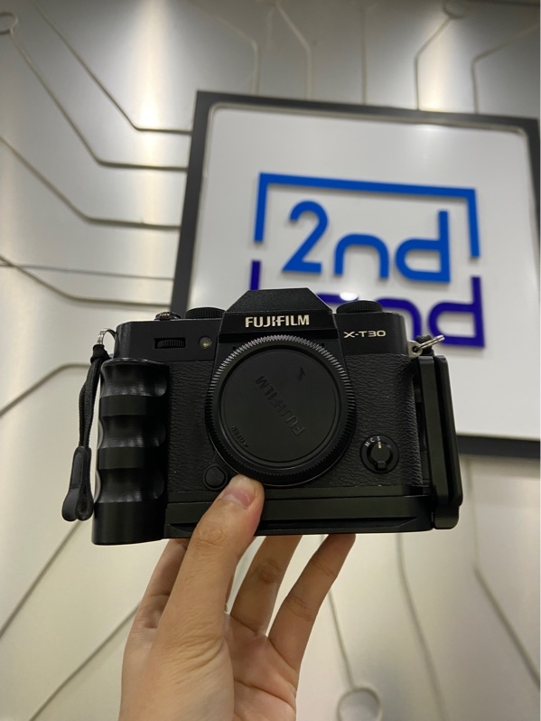 Máy ảnh Fujifilm X-T30 - Màu đen - Ngoại hình: 97% - mất thân nhựa - Kèm 2 pin + túi