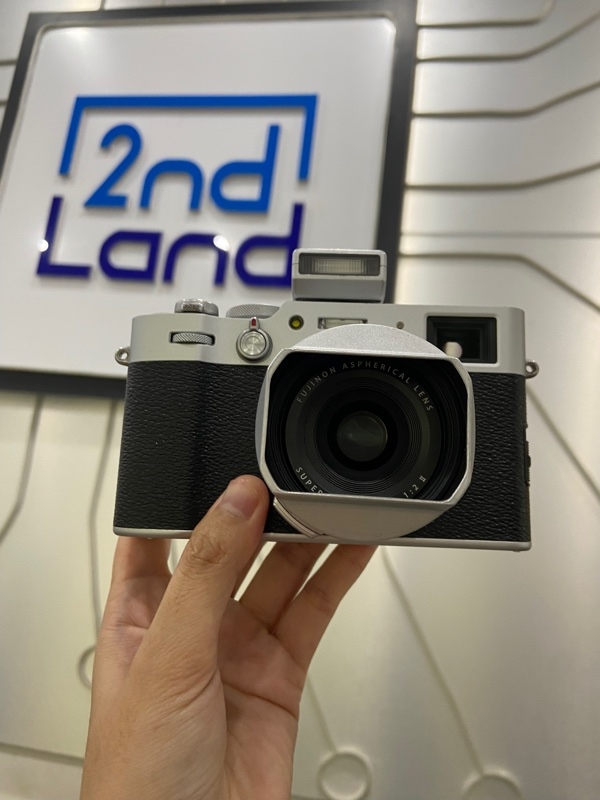 Máy ảnh Fujifilm X100V - 39.400 shots - Màu đen bạc - Ngoại hình: 97.5% - Đệm ống ngắm tróc nhẹ, cấn 2 vết gần nút Q - Kèm 1 pin, flash medalight F1s