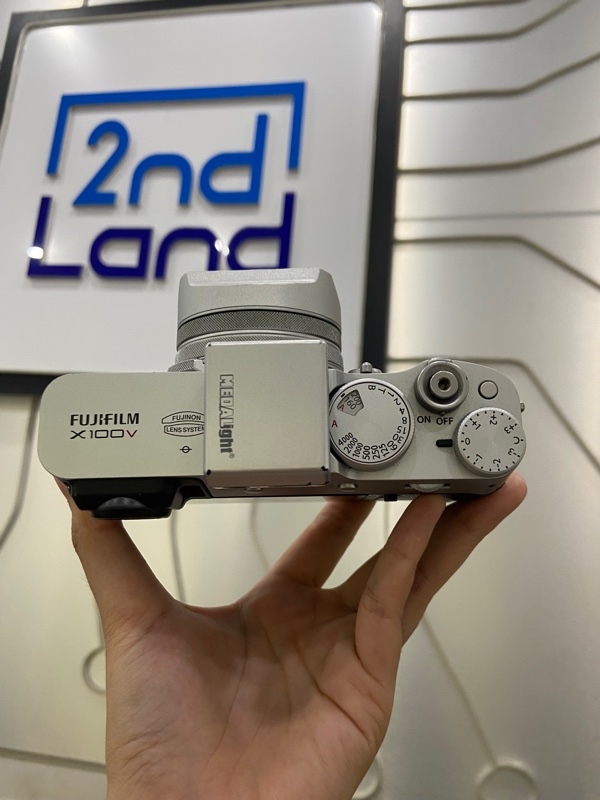 Máy ảnh Fujifilm X100V - 39.400 shots - Màu đen bạc - Ngoại hình: 97.5% - Đệm ống ngắm tróc nhẹ, cấn 2 vết gần nút Q - Kèm 1 pin, flash medalight F1s