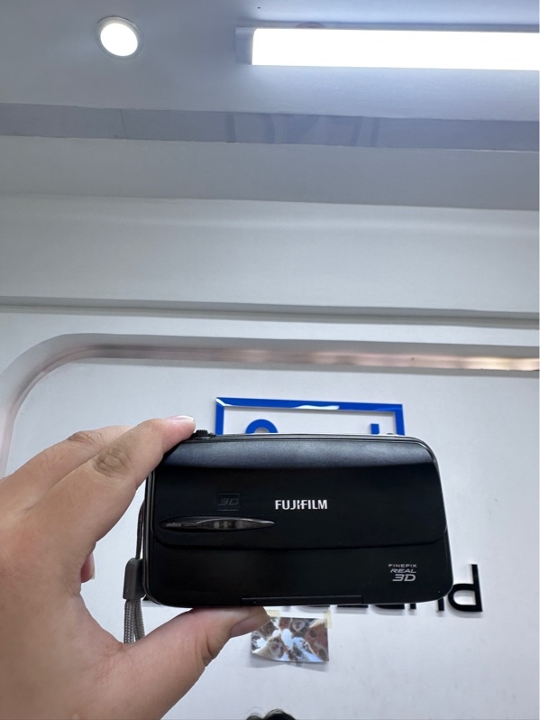 Máy ảnh kỹ thuật số Fujifilm FinePix REAL 3D W3 - Màu đen - Ngoại hình 97.5% - Kèm 2 pin ( 1 viên phồng nhẹ), túi
