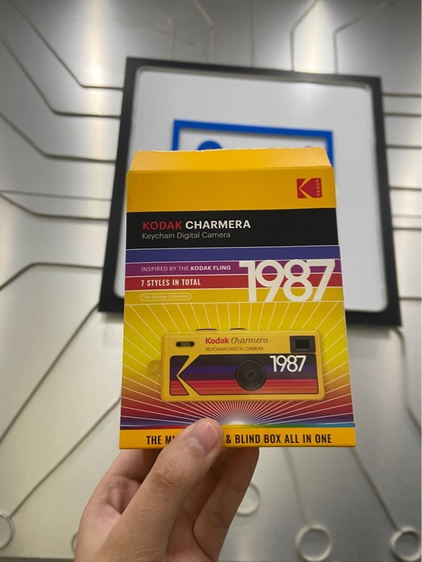 Máy Ảnh Kỹ Thuật Số Mini Móc Khoá Kodak Charmera - Màu xám - Ngoại hình: 97% - Kèm Box + Thẻ Kodak 32GB