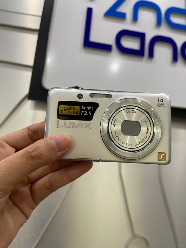 Máy ảnh Lumix DMC-FH6 - 14 mega pixels 1:2.5-6.4/4.3-21.5 ASPH - Màu trắng - Ngoại hình: 98% - Màn trong mốc nặng - Kèm pin, sạc