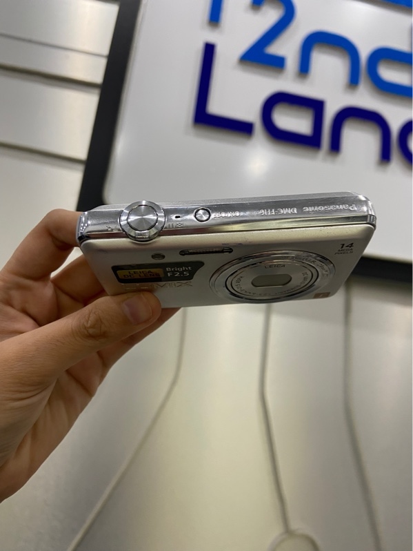 Máy ảnh Lumix DMC-FH6 - 14 mega pixels 1:2.5-6.4/4.3-21.5 ASPH - Màu trắng - Ngoại hình: 98% - Màn trong mốc nặng - Kèm pin, sạc