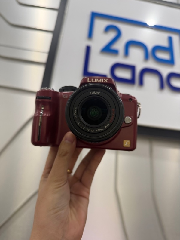 Máy ảnh Lumix G1 L - DMC-G1 - Bản nhật không tiếng việt - Màu đỏ - Ngoại hình: 97% - Cấn viền lens - Kèm lens kít lumix 14-42mm , G Vario 1:3.5-5.6/ASPH , 1 pin