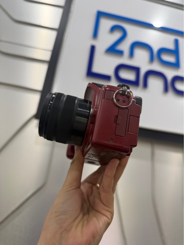 Máy ảnh Lumix G1 L - DMC-G1 - Bản nhật không tiếng việt - Màu đỏ - Ngoại hình: 97% - Cấn viền lens - Kèm lens kít lumix 14-42mm , G Vario 1:3.5-5.6/ASPH , 1 pin