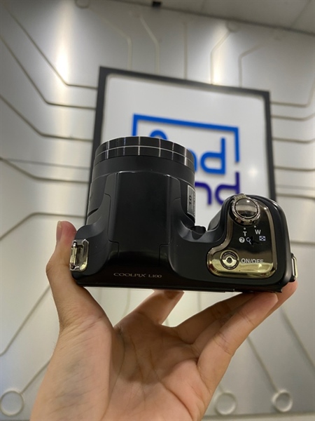 Máy ảnh Nikon Coolpix L100 - Màu đen - Ngoại hình: 97% - Màn LV trầy, body tróc, pin hết cmos, màn ám vàng, lens bụi trong - Kèm sạc 4 pin chỉ sạc được 3 pin 2