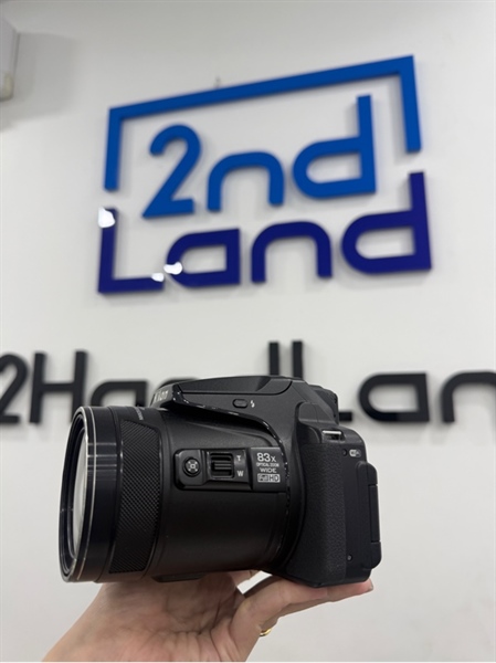 Máy ảnh Nikon Coolpix P900S - Màu đen - Ngoại hình 97% - Lens có vết cấn , cao su trên kính ngắm bể , mất nắp cao su bên cạnh - Kèm 1 cáp sạc , 1 pin linh kiện , lens Nikkor 83X Wide Optical Zoom 4.3-357mm 2.8-6.5 lens mốc 1