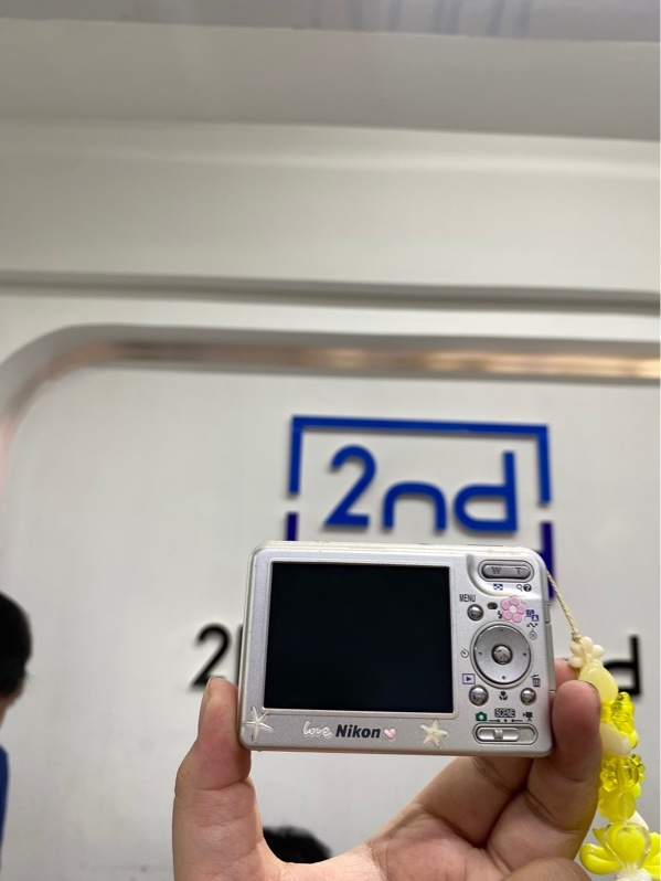 Máy ảnh Nikon Coolpix S3 - Màu bạc - Ngoại hình 97% - 1 pin bị chai, màn tróc coating - Kèm 1 pin