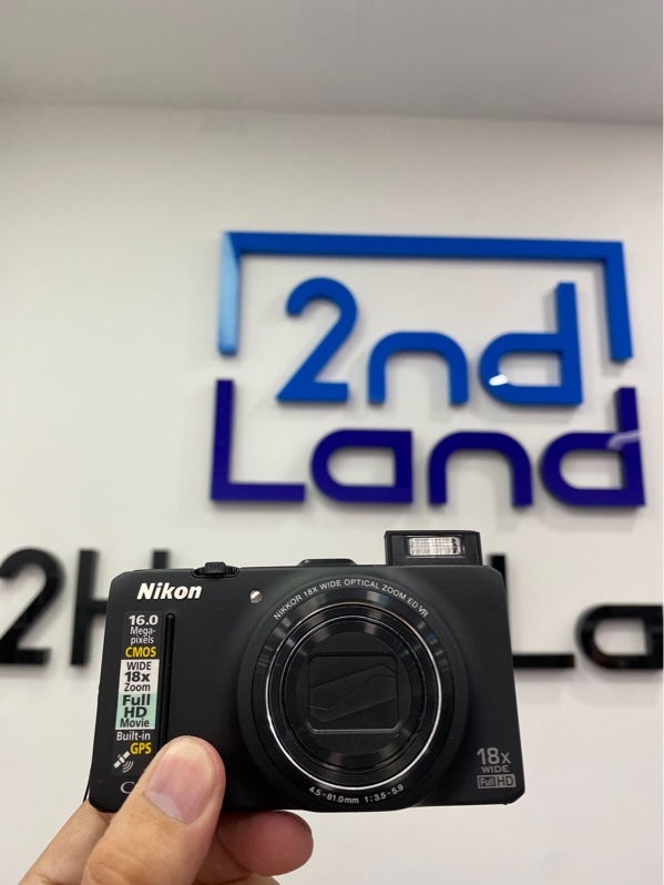 Máy ảnh Nikon Coolpix S9300 - Màu đen - Ngoại hình: 975 - Cấn trầy nhiều, màn trầy, tối màn, mất cao su che cổng, hết pin CMOS, lens mốc - Kèm 2 pin chai pin - Kèm doc sạc dây sạc