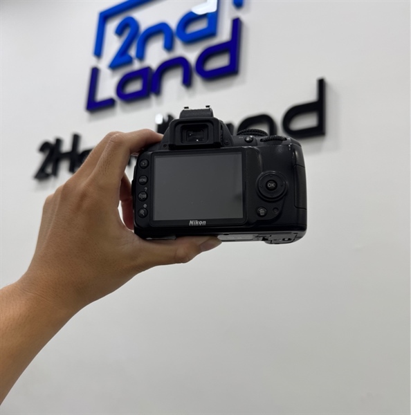 Máy ảnh Nikon D3000 - Màu đen - Ngoại hình 97% - ống ngắm mốc , màn tối lưu ảnh nặng - Kèm 1 pin + 1 sạc 2