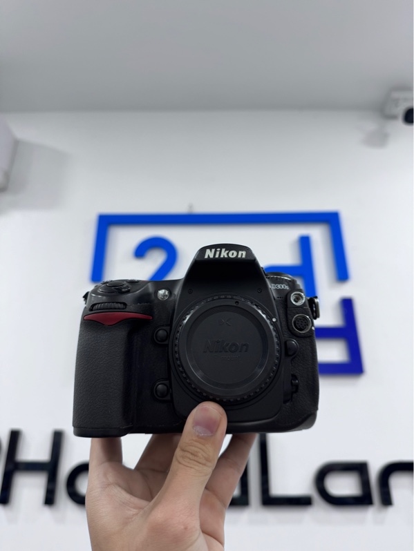 Máy ảnh Nikon D300S - 22K shot - Màu đen - Ngoại hình 97% - Body trầy xước - Kèm 1 pin, cap, túi đựng