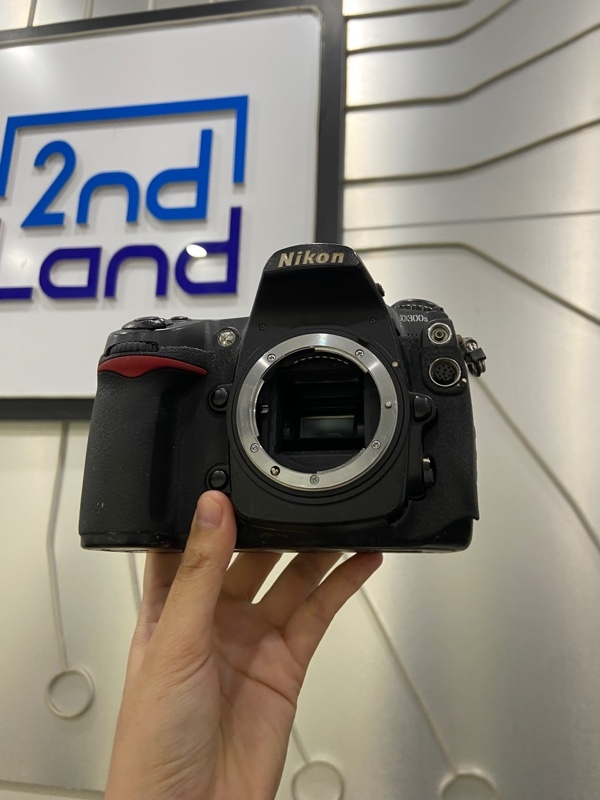 Máy ảnh Nikon D300S - Màu đen - Ngoại hình: 97% - Mất đệm cao su trước, màn liveview mốc, bụi trong nhiều, màn ám xanh, hơn 30 điểm dead pixel sensor - Kèm 1 pin + sạc
