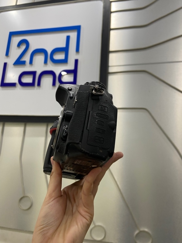 Máy ảnh Nikon D300S - Màu đen - Ngoại hình: 97% - Mất đệm cao su trước, màn liveview mốc, bụi trong nhiều, màn ám xanh, hơn 30 điểm dead pixel sensor - Kèm 1 pin + sạc