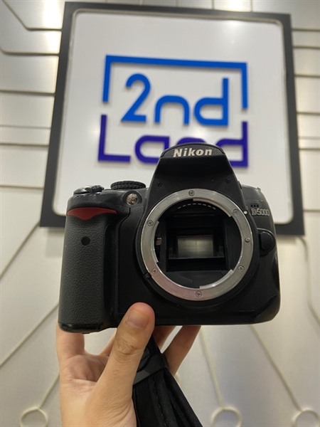 Máy ảnh Nikon D5000 - Màu đen - Ngoại hình: 98% - Ám viền đen vừa - Kèm sạc + 1 pin