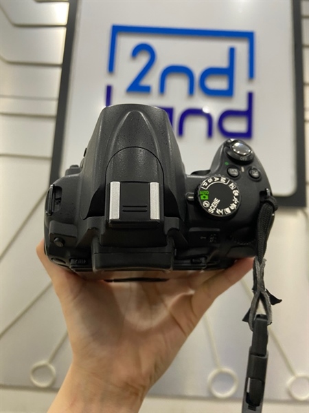 Máy ảnh Nikon D5000 - Màu đen - Ngoại hình: 98% - Ám viền đen vừa - Kèm sạc + 1 pin 3