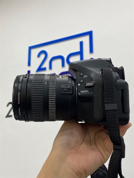 Máy ảnh Nikon D5200 - Màu đen - Ngoại hình 98% - màn tối 4 góc - Kèm lens Nikon DX 18-701: 3.5-4.5G ED có filter + sạc 2