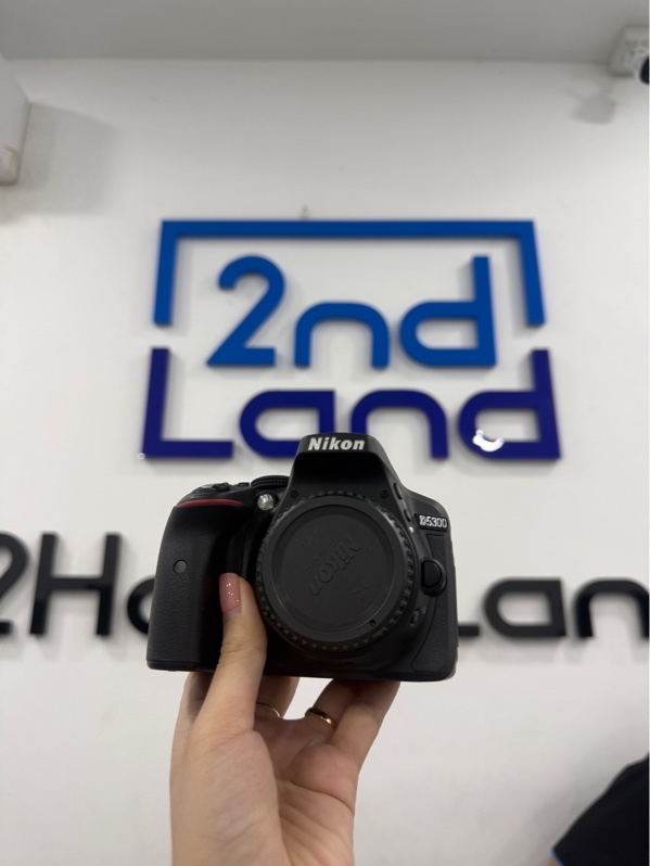 Máy ảnh Nikon D5300 - Màu đen - Ngoại hình 97% - mòn nút chụp - Kèm 1 pin , dock sạc , grip , filter