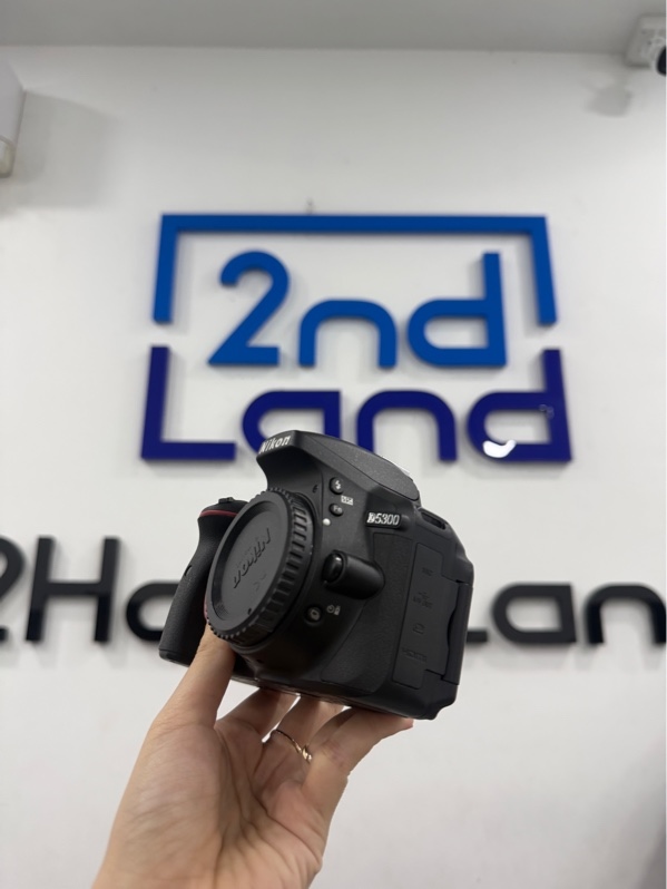 Máy ảnh Nikon D5300 - Màu đen - Ngoại hình 97% - mòn nút chụp - Kèm 1 pin , dock sạc , grip , filter