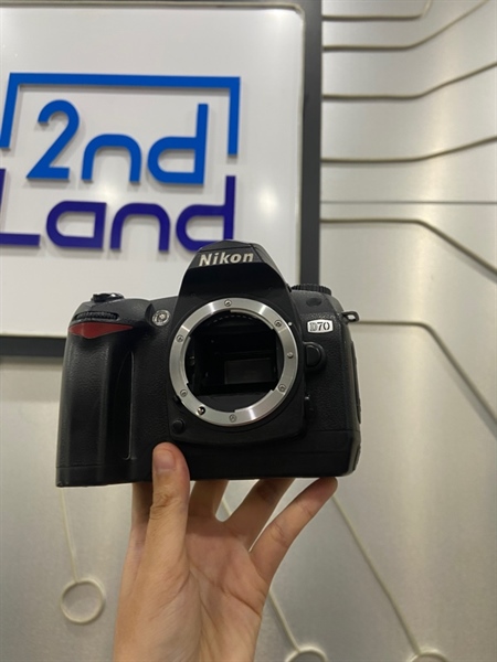 Máy ảnh Nikon D70 - Màu đen - Ngoại hình: 97% - Kính gộp, màn ám - Kèm túi + 1 pin zin + 1 sạc