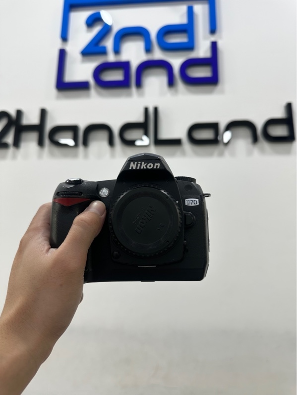 Máy ảnh Nikon D70 - Màu đen - Ngoại hình 97% - Ống ngắm bụi - Kèm túi + 1 pin + Sạc + Lens Nikon AF-S DX Nikkor 18-55mm 1:3.5-5.6 GVR mờ sương nhiều
