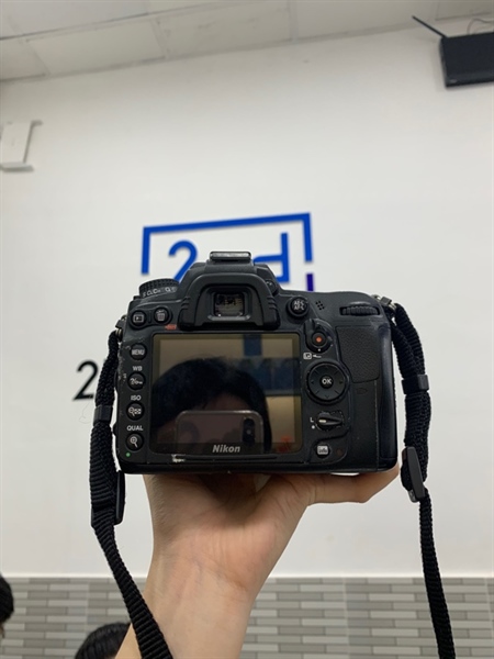 Máy ảnh Nikon D7000 - 29k shot - Màu đen - Ngoại hình: 97% - Màn tối viền - Body, kèm sạc + lens Nikon AF-S 18-105mm 2