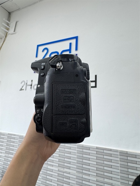Máy ảnh Nikon D7000 - Màu đen - Ngoại hình 98% - Màn tối góc nhẹ - Body, kèm 1 pin 1