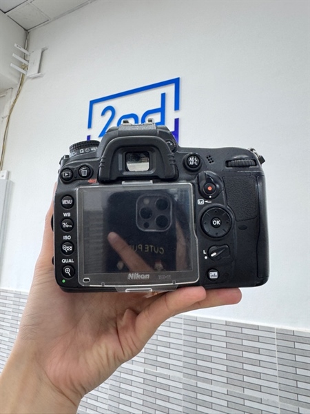 Máy ảnh Nikon D7000 - Màu đen - Ngoại hình 98% - Màn tối góc nhẹ - Body, kèm 1 pin 2
