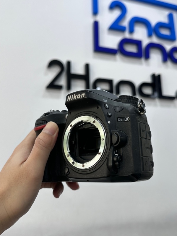 Máy ảnh Nikon D7100 - Màu đen - Ngoại hình 97% - Kèm 2 Pin + Sạc + Đèn Nikon Speedlight SB-700