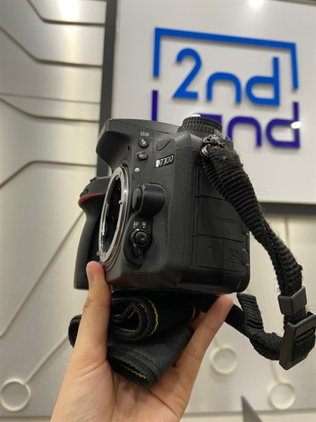 Máy ảnh Nikon D7100 - Màu đen - Ngoại hình: 98% - Kèm 1 pin + 1 thẻ nhớ 1