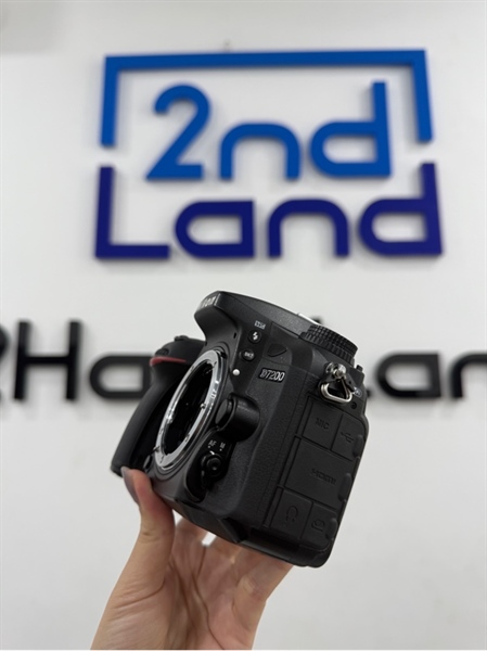 Máy ảnh Nikon D7200 - Màu đen - Ngoại hình 97% - Cao su bán cầm mòn , màn ám vàng - Kèm 2 pin , 2 sạc 1