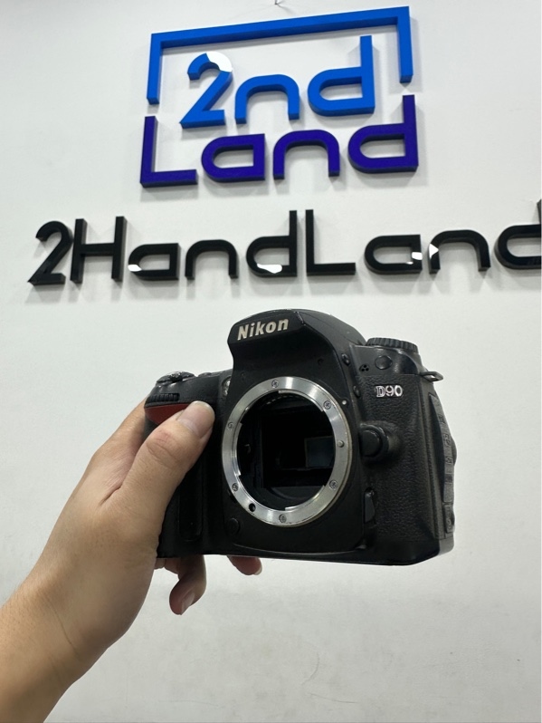 Máy ảnh Nikon D90 - Màu đen - Ngoại hình 95% - máy bụi rỉ sét toàn bộ ốc, màn lưu ảnh ám xanh, nút nguồn hơi cứng, vòng xoay tốc màn trập hư , các nút bấm hơi lờn - Kèm sạc + 1 pin ( SẢN PHẨM KHÔNG BẢO HÀNH )