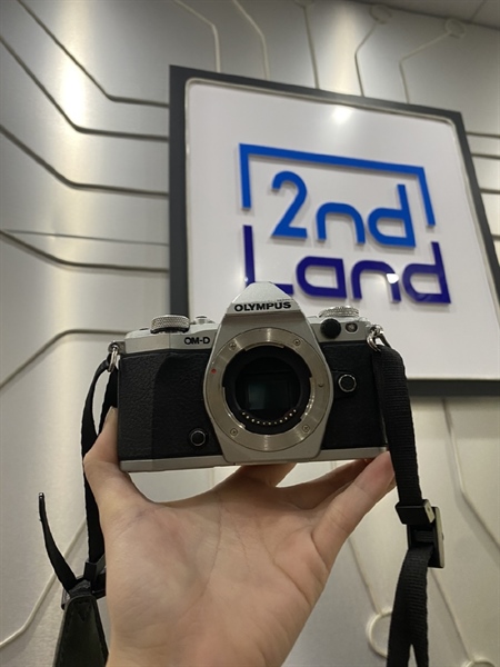 Máy ảnh Olympus OM-D E-M5 Mark II - Màu Bạc - Ngoại hình 97% - Gãy chốt nắp pin - Body - Kèm 1 pin + 1 sạc - gãy chốt nắp pin