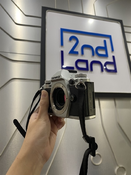 Máy ảnh Olympus OM-D E-M5 Mark II - Màu Bạc - Ngoại hình 97% - Gãy chốt nắp pin - Body - Kèm 1 pin + 1 sạc - gãy chốt nắp pin 1