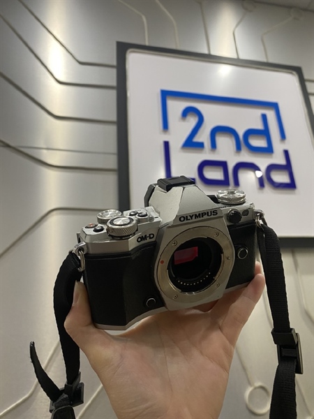 Máy ảnh Olympus OM-D E-M5 Mark II - Màu Bạc - Ngoại hình 97% - Gãy chốt nắp pin - Body - Kèm 1 pin + 1 sạc - gãy chốt nắp pin 2