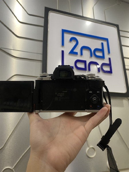 Máy ảnh Olympus OM-D E-M5 Mark II - Màu Bạc - Ngoại hình 97% - Gãy chốt nắp pin - Body - Kèm 1 pin + 1 sạc - gãy chốt nắp pin 3