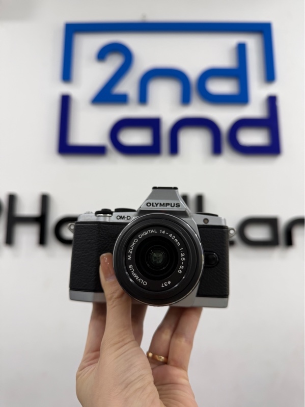 Máy ảnh Olympus OM-D E-M5 - Màu bạc - Ngoại hình 95% - Mất nắp đậy cổng kết nối , sensor bị trầy nhiều đường lông mèo, ống ngắm trầy - Kèm sạc , pin , lens Olympus M.Zuiko Digital 14-42mm f/3.5-5.6 II R