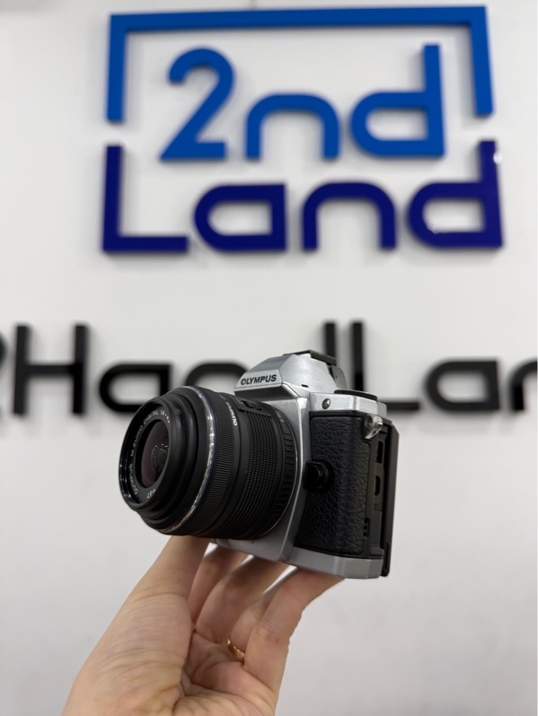 Máy ảnh Olympus OM-D E-M5 - Màu bạc - Ngoại hình 95% - Mất nắp đậy cổng kết nối , sensor bị trầy nhiều đường lông mèo, ống ngắm trầy - Kèm sạc , pin , lens Olympus M.Zuiko Digital 14-42mm f/3.5-5.6 II R