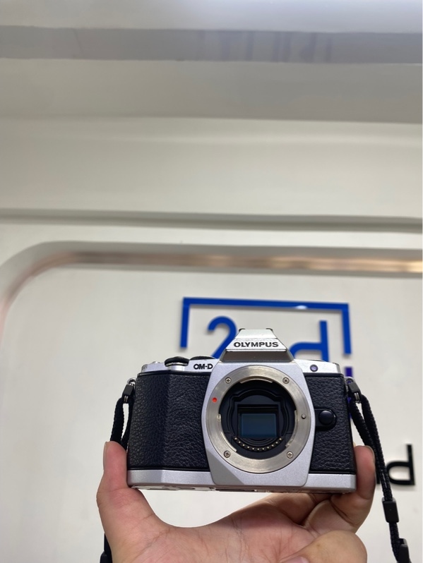 Máy ảnh Olympus OM-D E-M5 - Màu bạc - Ngoại hình 97% - 1 pin phồng, mất nắp hông - Kèm sạc, túi, 1 dây chuyển ảnh