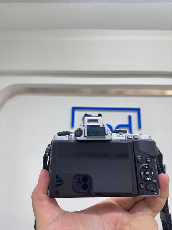 Máy ảnh Olympus OM-D E-M5 - Màu bạc - Ngoại hình 97% - 1 pin phồng, mất nắp hông - Kèm sạc, túi, 1 dây chuyển ảnh