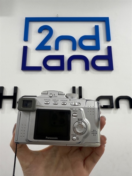 Máy ảnh Panasonic DMC-FZ5 - Màu bạc - Ngoại hình 97% - Lens xước , bụi trong , thân máy trầy xước nhiều , màn ám vàng , bụi trong - Kèm 1 sạc , 1 pin , 1 thẻ nhớ 2GB 2