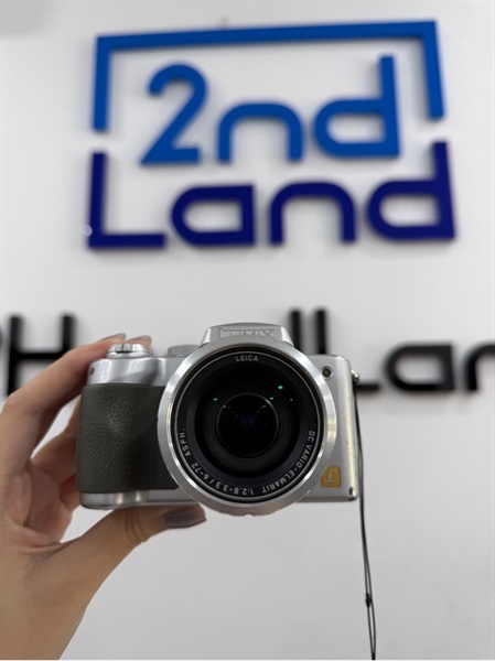 Máy ảnh Panasonic DMC-FZ5 - Màu bạc - Ngoại hình 97% - Lens xước , bụi trong , thân máy trầy xước nhiều , màn ám vàng , bụi trong - Kèm 1 sạc , 1 pin , 1 thẻ nhớ 2GB