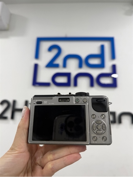 Máy ảnh Panasonic DMC-GX1 - Màu bạc - Ngoại hình 97% - Màn ám vàng , mất loa , sensor trầy , phần cao su tróc - Kèm 1 pin , 1 sạc , 1 thẻ 32GB , lens H-FS12032 12-32 0.2m/0.66ft 2